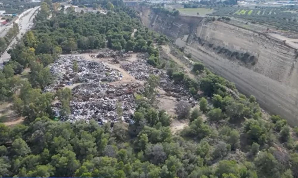 Καταγγελία για υγειονομική βόμβα σε χώρο με μπάζα και σκουπίδια στον Ισθμό Κορίνθου